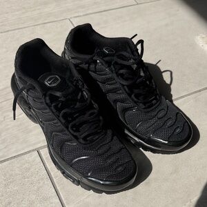 Nike Men's Black and Gray Sneakers